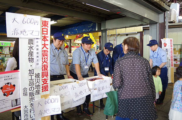 イベントスタッフと話す人