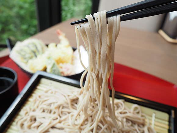 箸で持ち上げた蕎麦