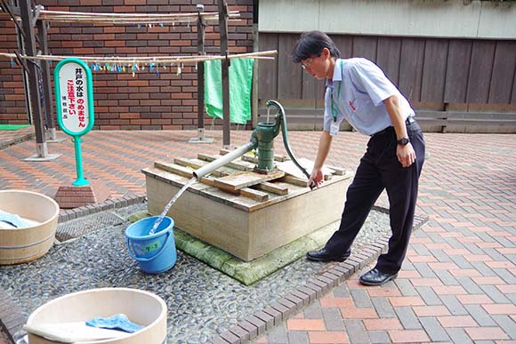 井戸で水を汲んでいる様子