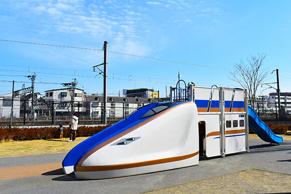 電車型遊具で遊べるてっぱくひろば