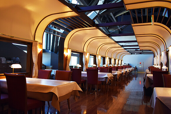 トレインレストラン日本食堂の食堂車両風テーブル