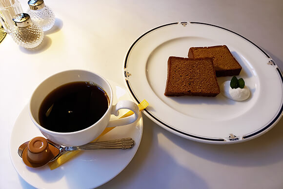 コーヒーとカットされたパウンドケーキ