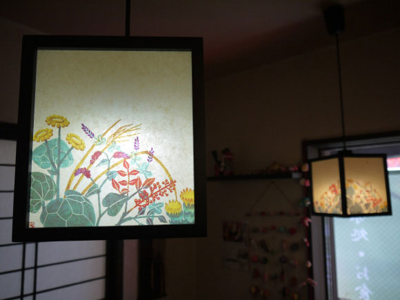 和紙に花が描かれた照明