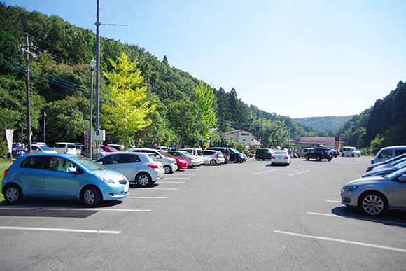 緑に囲まれた広い駐車場