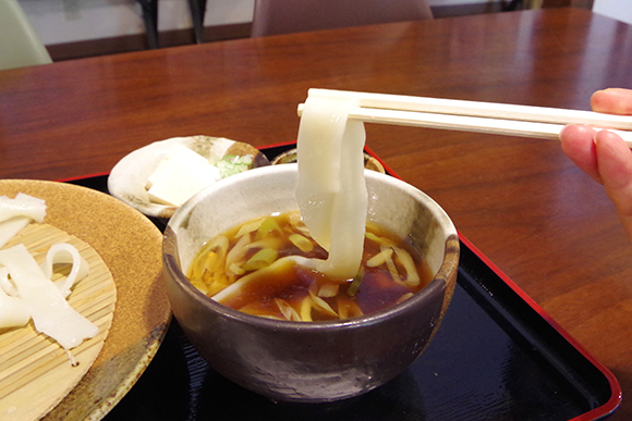 きのこ汁につけた麺