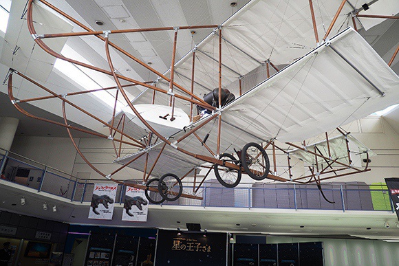 天井に吊るされた4輪の飛行機