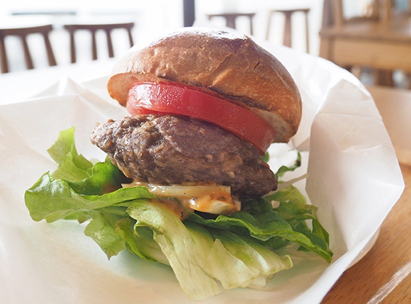 分厚い肉にたっぷり野菜のバーガー