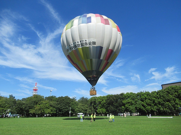青空に浮かぶ大きな気球