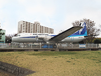 駅前に展示されている国産旅客機「YS-11」
