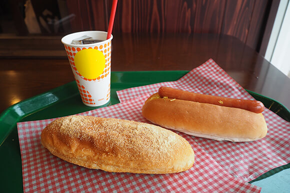 揚げパンとホットドッグとドリンク