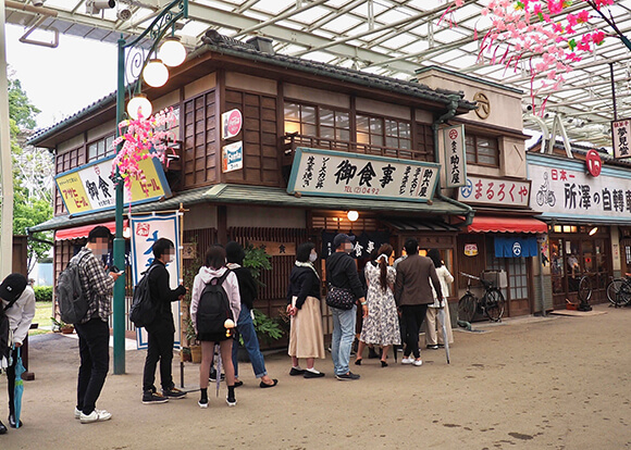 行列が出来ている食堂助六屋