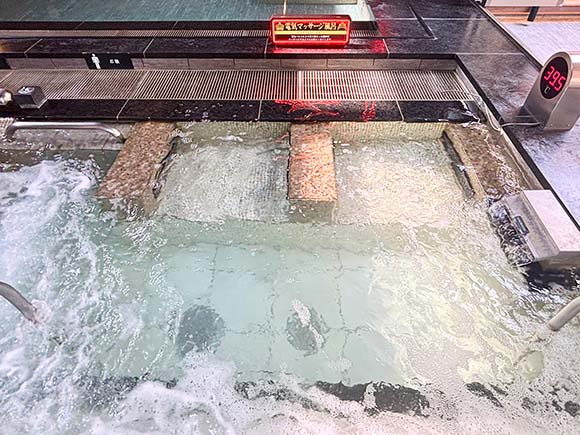 泡が吹き出している浴槽