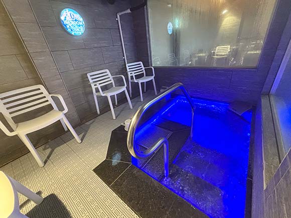 青いライティングの水風呂