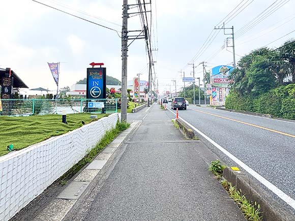 道路に面して建てられた青い看板
