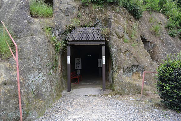 岩山に開いた洞窟の入り口