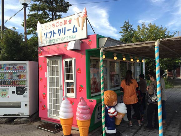 ソフトクリーム屋に並ぶお客さん