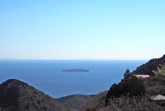 中央にぷかりと浮かぶ初島