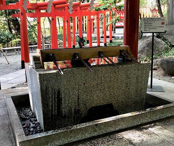 鳥居の隣にある手水舎