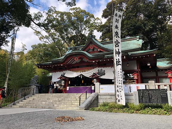 緑の屋根の御本殿