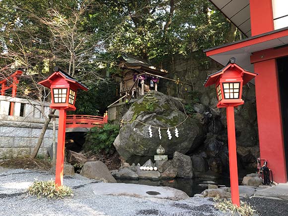 大きな岩と池がある神社