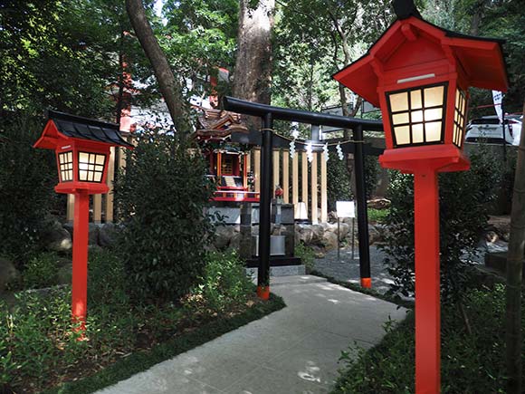 鳥居と灯籠がある神社入り口