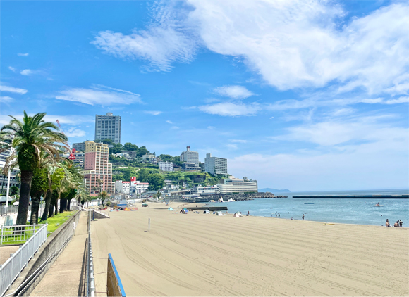 ビーチや建物など熱海の景色