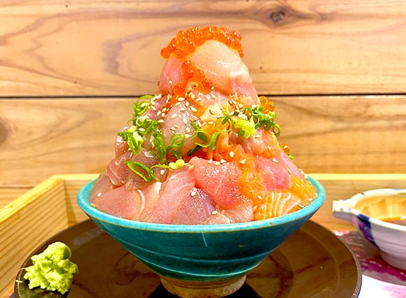 うず高く盛られた海鮮丼