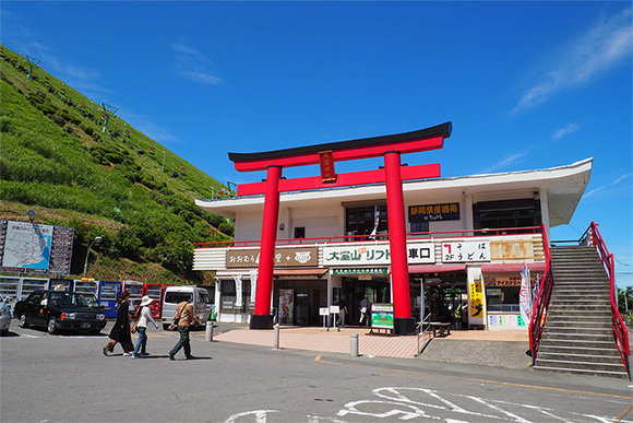 リフト乗車口と赤い鳥居