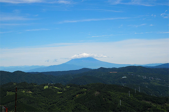 山々の向こうに見える富士山