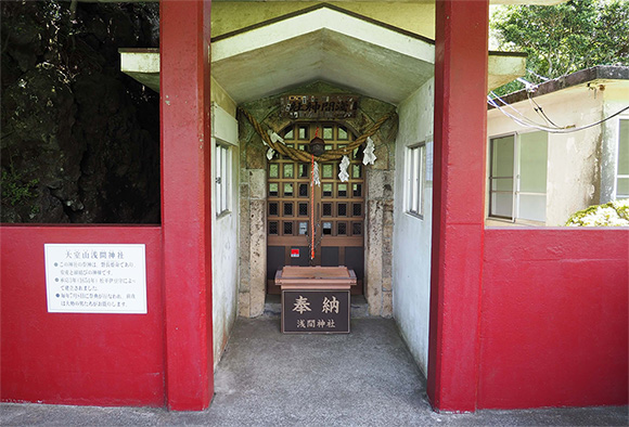 浅間神社の赤い祠