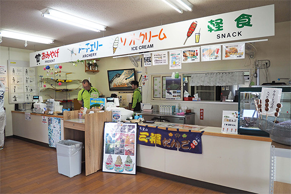 食べ物も受付もこちら