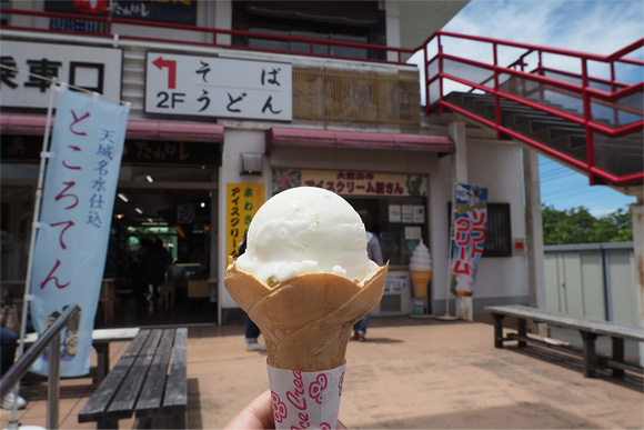 店舗前でアイスを食べる記者