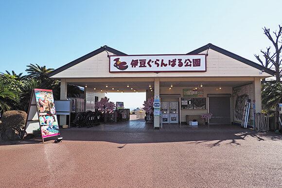 看板がかかったメインゲート正面