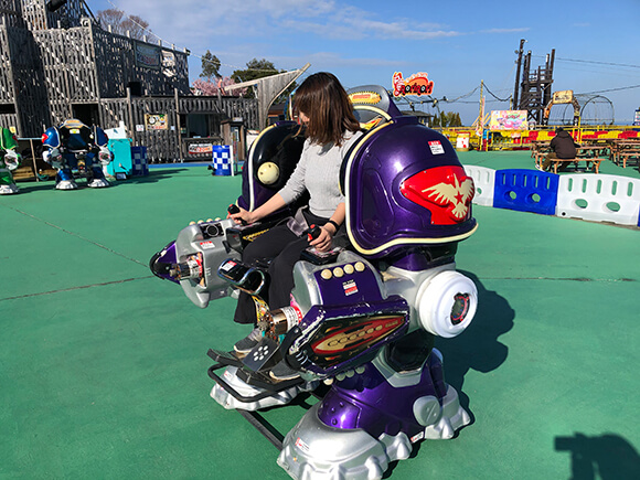 紫色のロボットに搭乗した女性