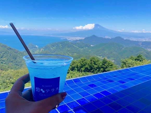 飲み物とテラスから見える富士山