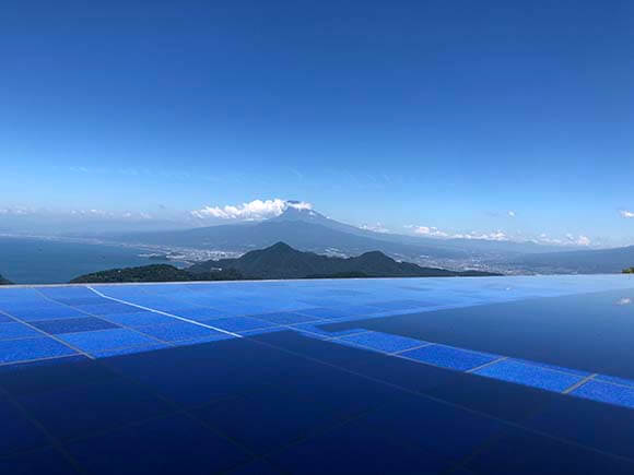 水盤と一体化して見える富士山