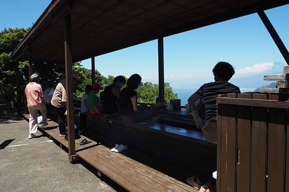 足湯に浸かっている人々