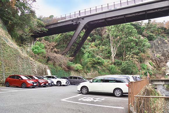 クルマがとまっている駐車場