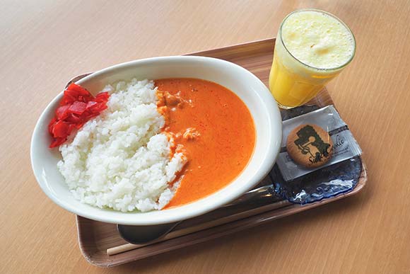 カレーライスと飲み物とお菓子