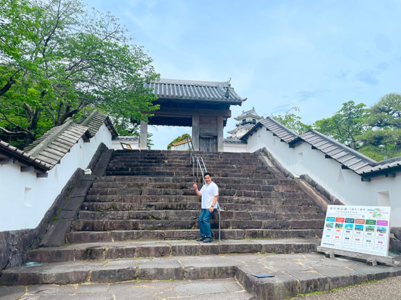 階段でポーズをとる男性