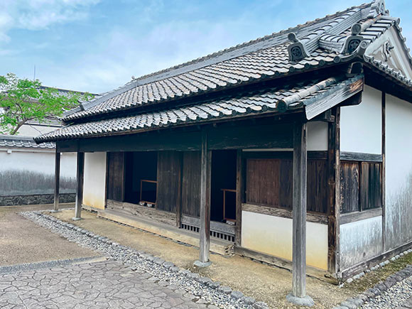 歴史を感じる瓦屋根の家