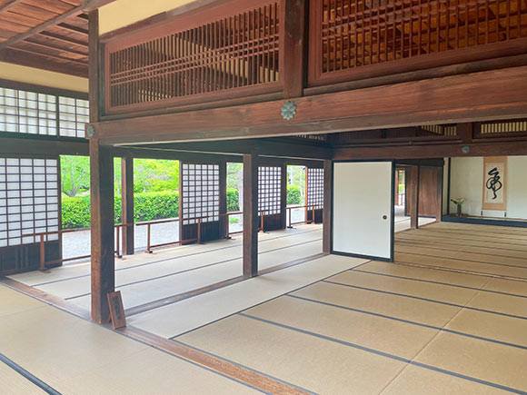 畳敷きの広い部屋