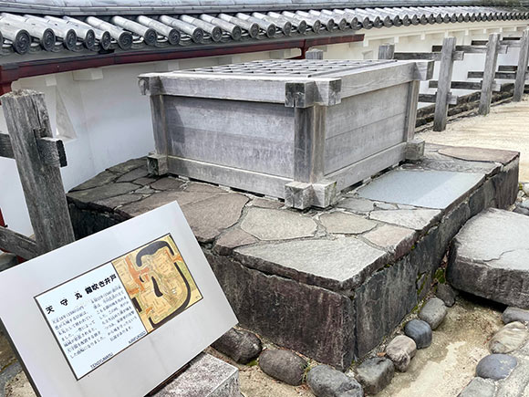 木の古い井戸