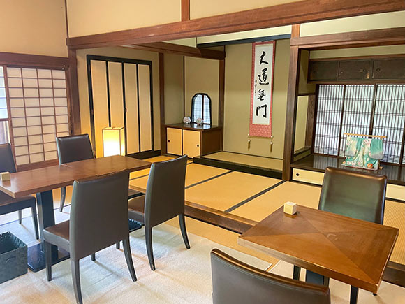 和モダンな雰囲気のカフェ