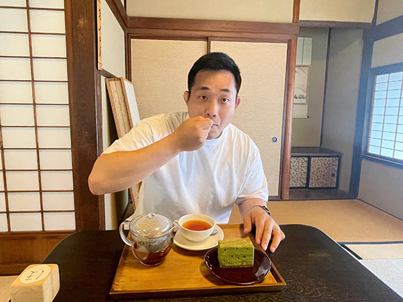 ケーキを食べる男性