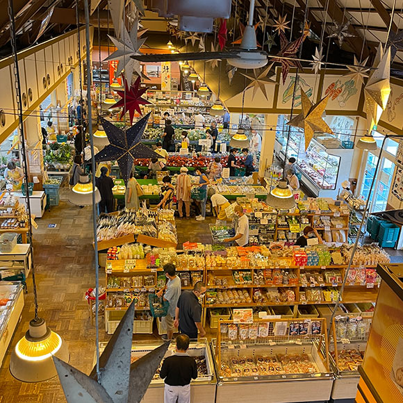 たくさんの商品が並ぶ店内