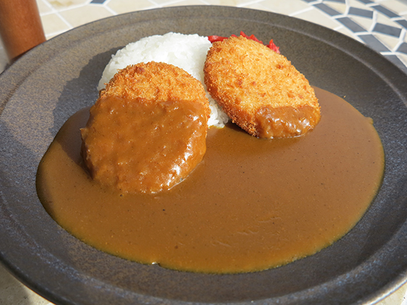 大きなコロッケが2つ乗ったカレー