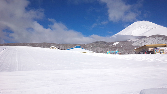 雪が積もったゲレンデ