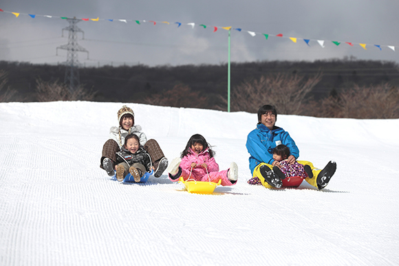 雪そりをする家族