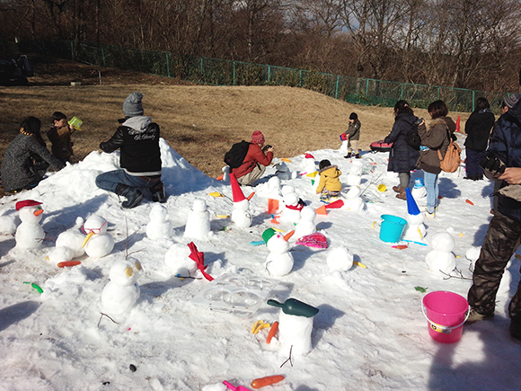 雪だるまを作る人たち